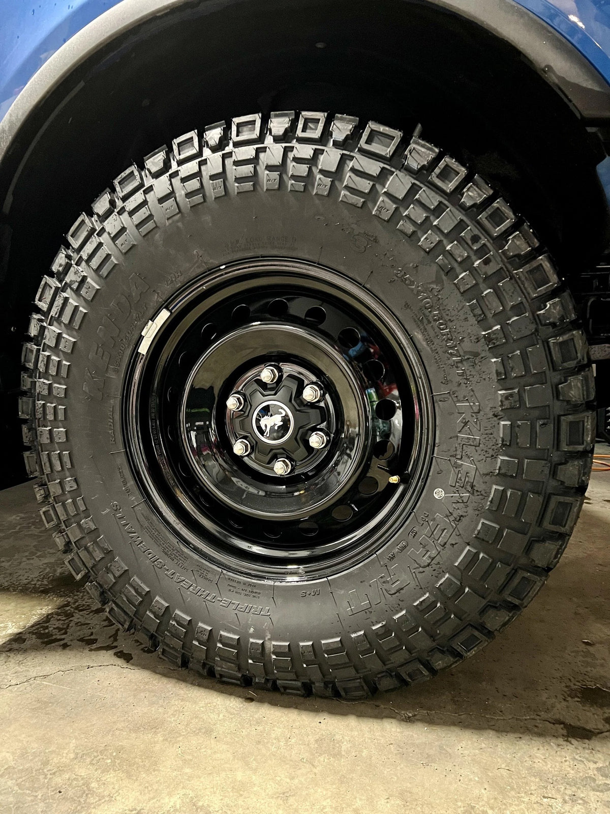 Kenda Klever R/T KR601 — ugc bronco closeup